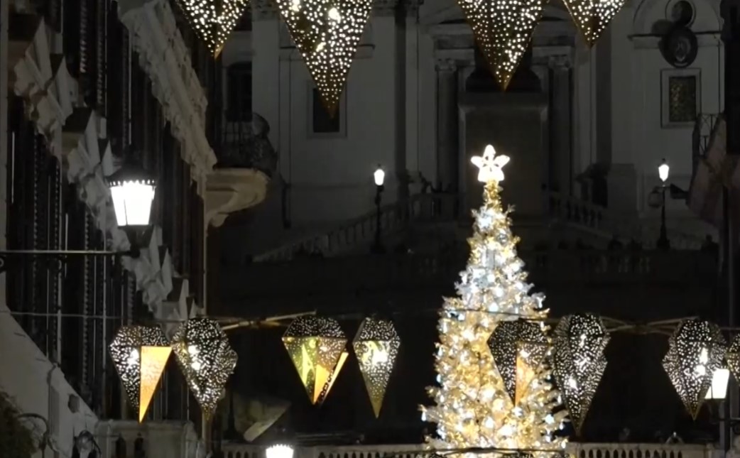 Празнични светлини озаряват централните улици на италианската столица Хиляди местни и