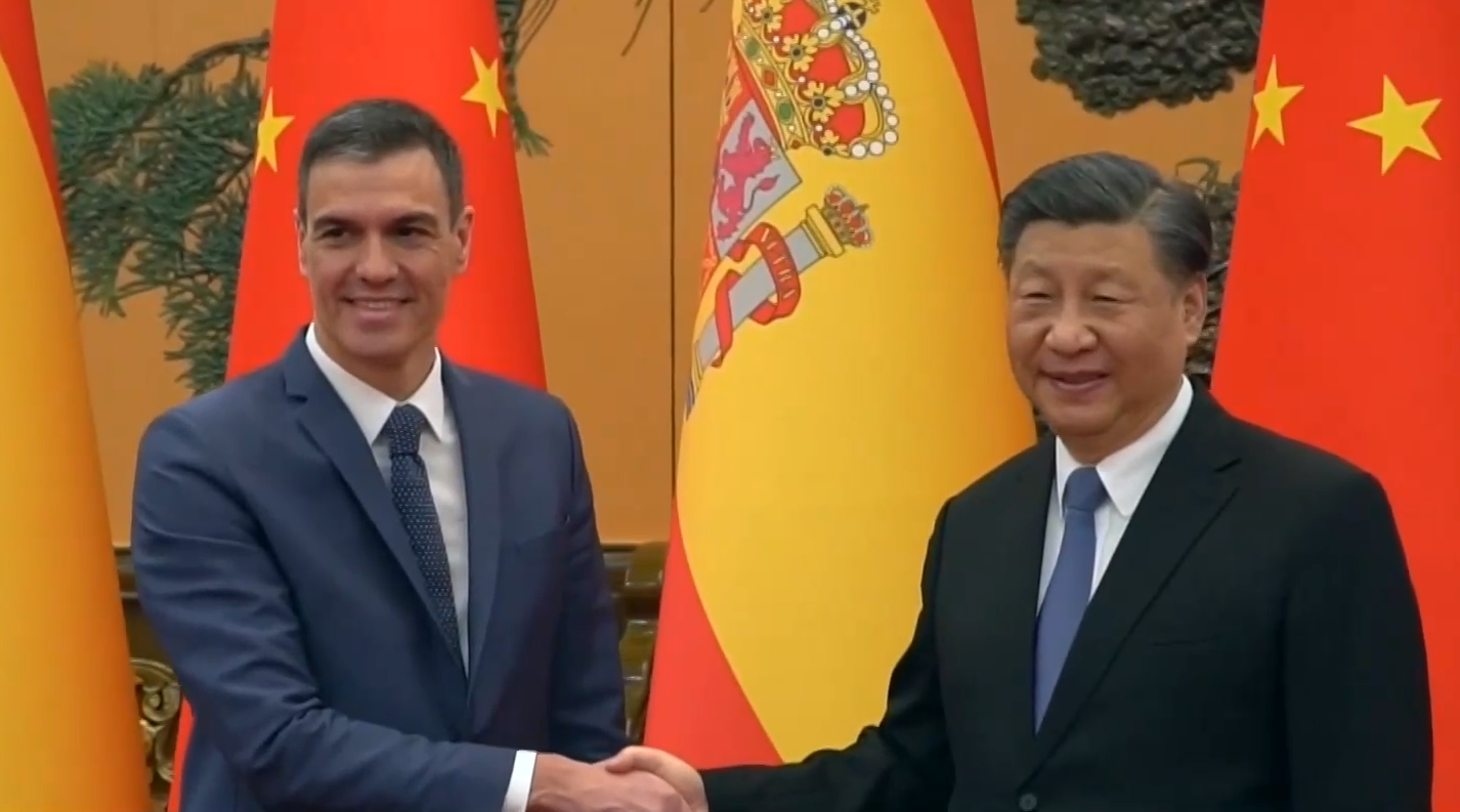 Китайският президент Си Дзинпин разговаря на четири очи с испанския министър председател