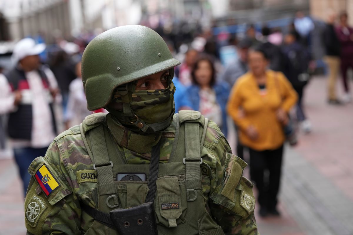 Съединените щати предоставиха на правителството на Еквадор полицейско оборудване. То беше предадено от мисия на високо равнище, ръководена