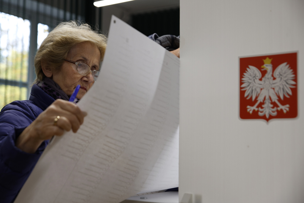 Поляците се отправиха към урните на парламентарните избори определяни като