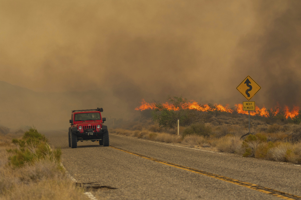 В Калифорния пожарникарите не могат да се справят с огнената