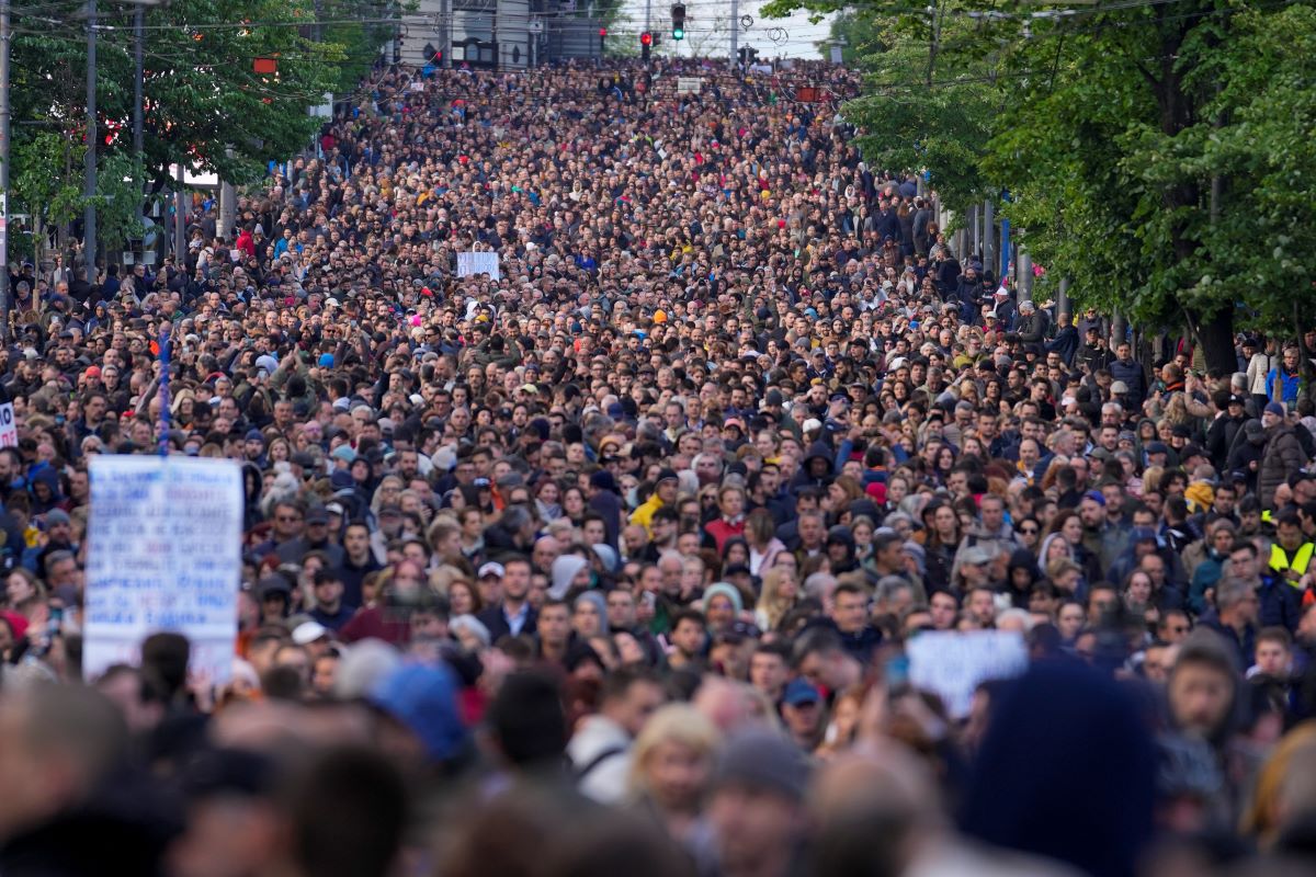 Хиляди поискаха оставката на сръбския президент Александър Вучич по време