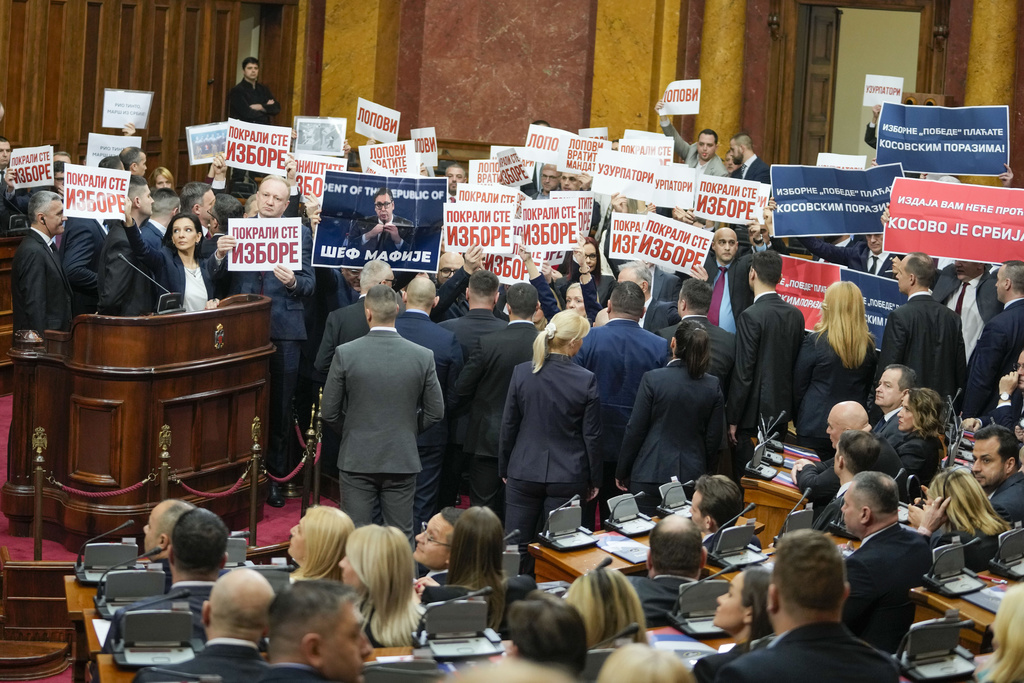Сръбският парламент проведе напрегната учредителна сесия поради протести на опозиционните