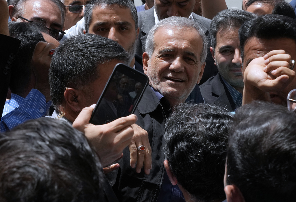 Реформаторът Масуд Пезешкян бе избран за новия президент на Иран побеждавайки консервативния Саид
