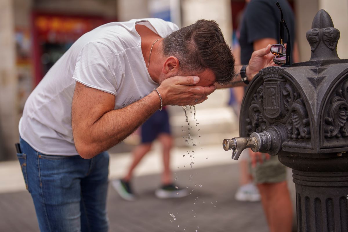 По магистралите във Франция се раздават безплатни бутилки с вода