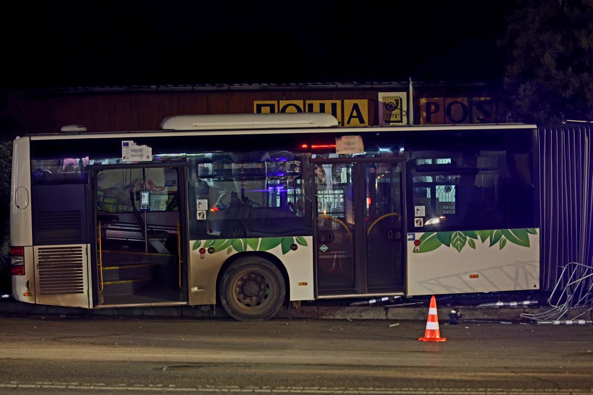 Автобус на градския транспорт навлезе в насрещното платно и предизвика