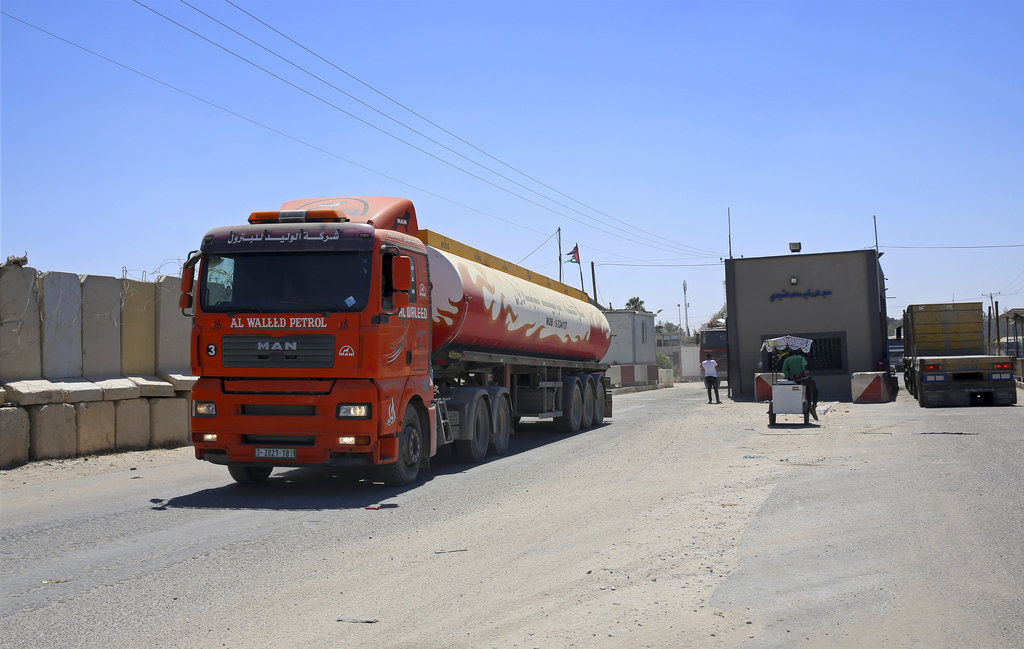 На контролно пропускателния пункт Рафа пристигна камион с гориво докато група