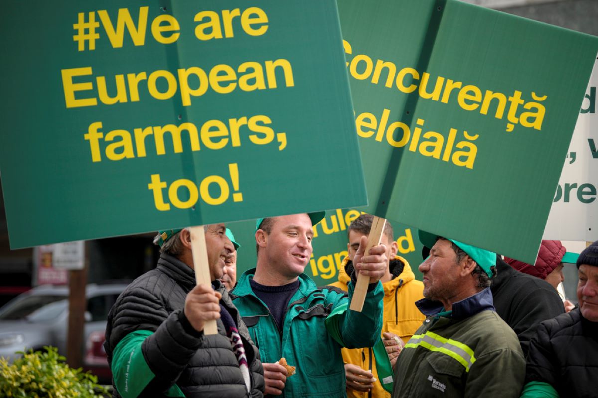 Румънските фермери протестираха в Букурещ заради вноса на украинско зърно,