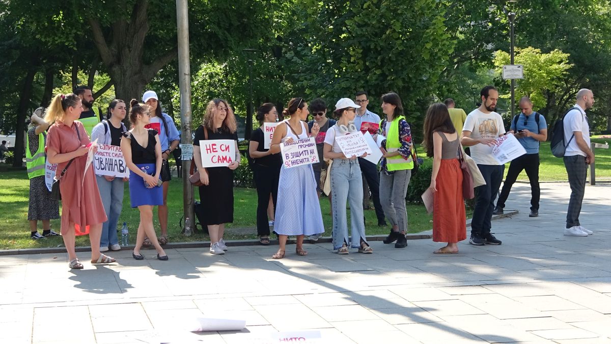Граждани протестираха пред парламента с призив срещу насилието над жени