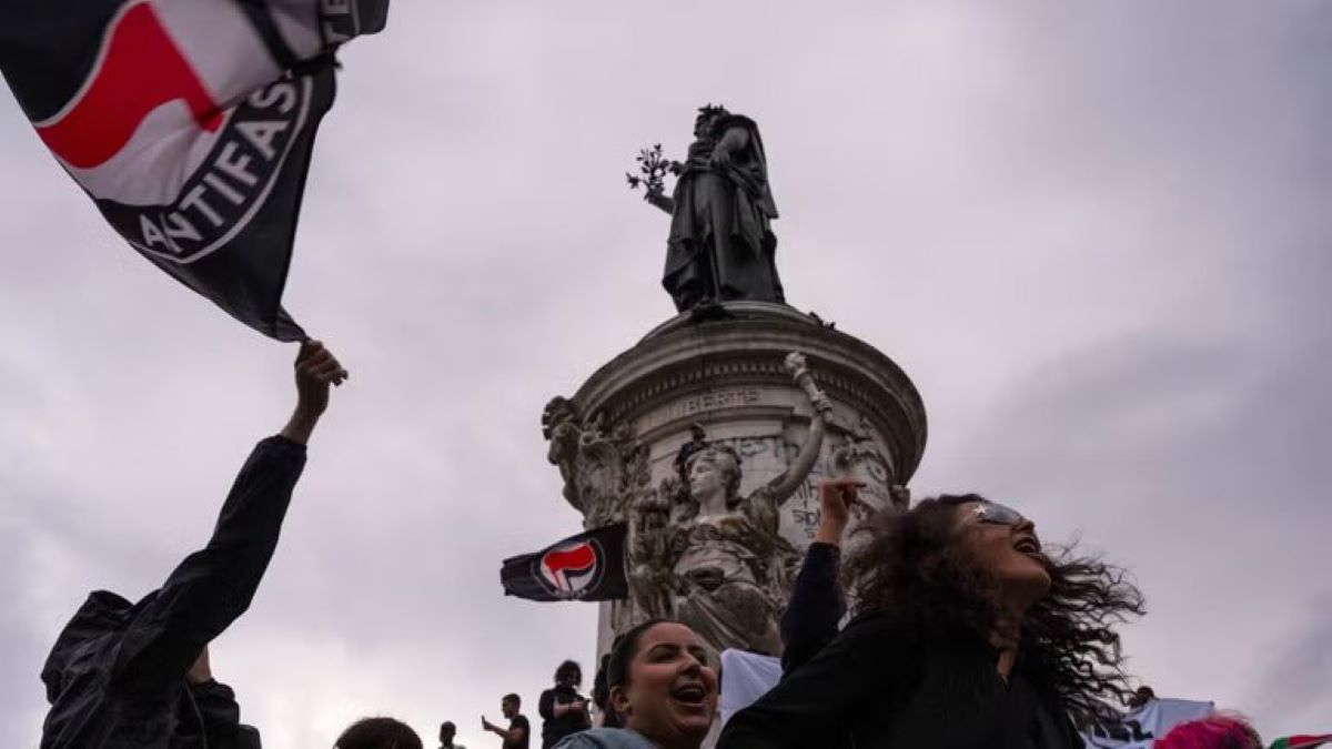 Хиляди хора се събраха в сряда в Париж за да