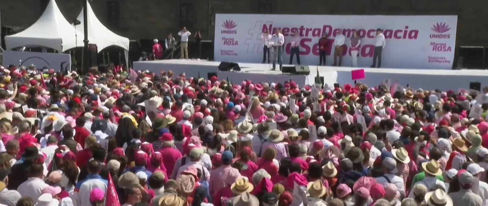 Хиляди излязоха на протест срещу президента и управляващата партия в Мексико по