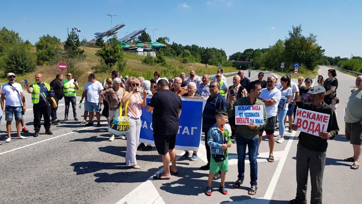 Жителите на Омуртаг блокираха главния път София Варна в знак на