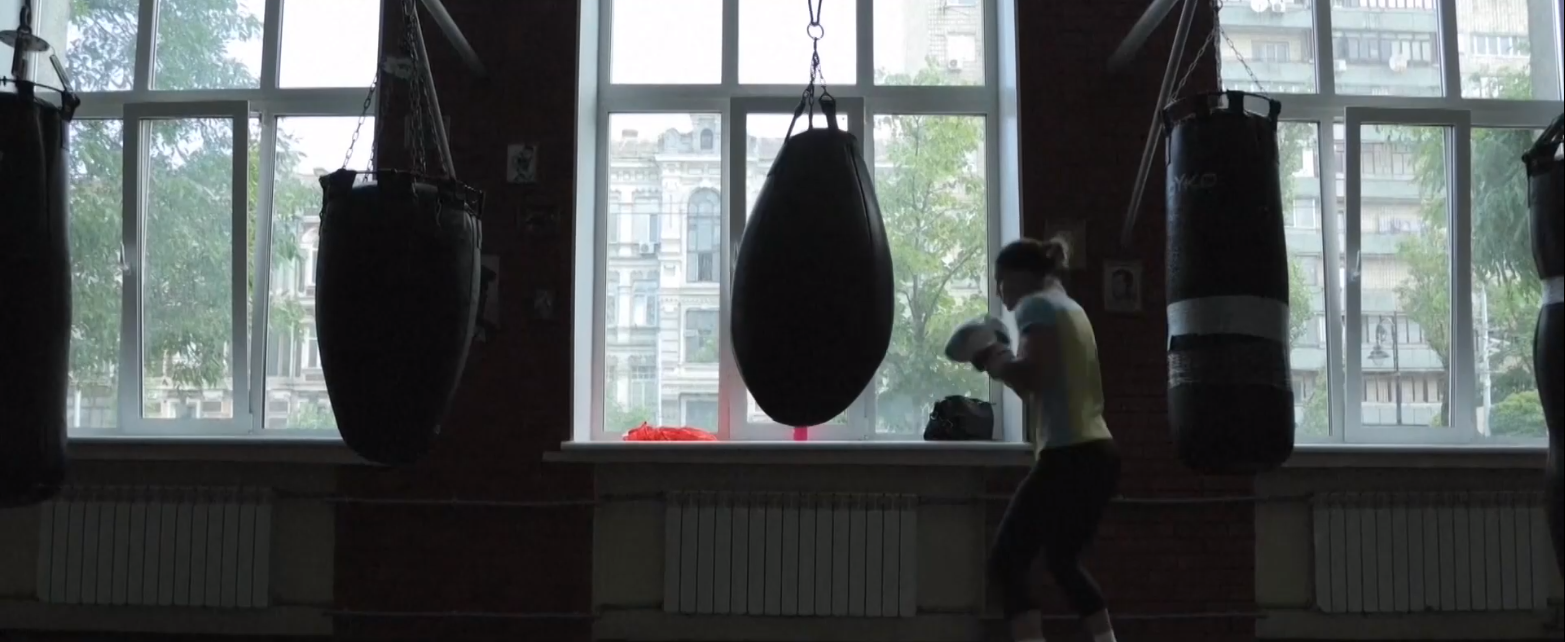 В скромна спортна зала в центъра на Киев боксьорката Анна
