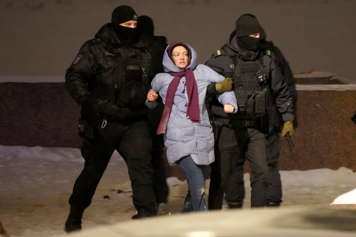 Полицията в Русия е арестувала над 100 души на организираните