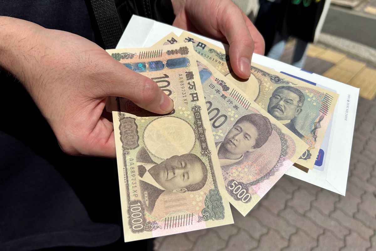 Япония издава първите си нови банкноти от две десетилетия насам