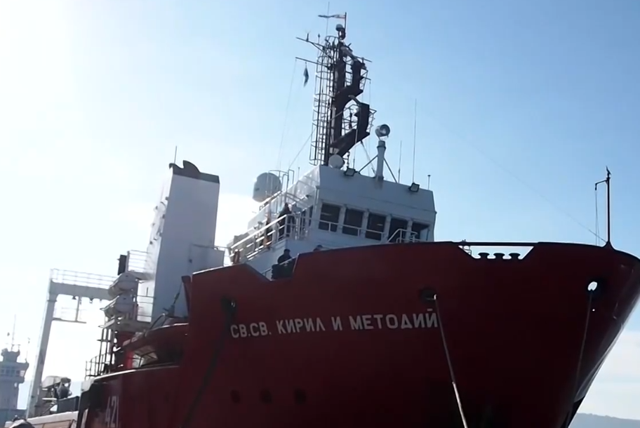 Първият военен научноизследователски кораб под български флаг отплава от Варна към остров Ливингстън Корабът потегли