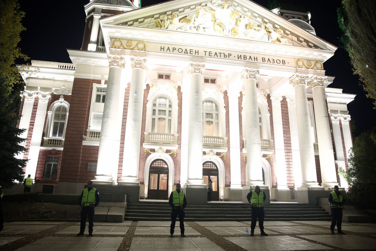 Пореден протест пред Народния театър ще се проведе тази вечер Демонстрацията ще бъде мирна в подкрепа на изкуството Въпреки това полицейското присътвие в