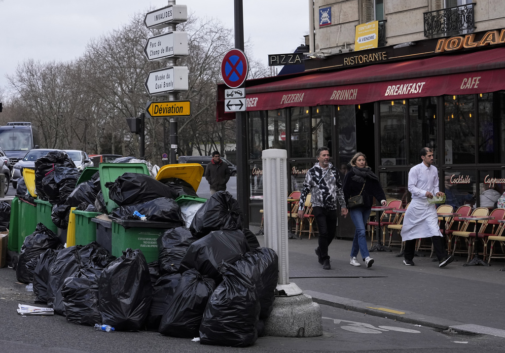Хиляди тонове отпадъци заляха улиците на Париж Това е една
