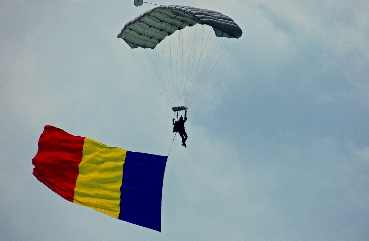 Parachute Jumper Romania Pixabay