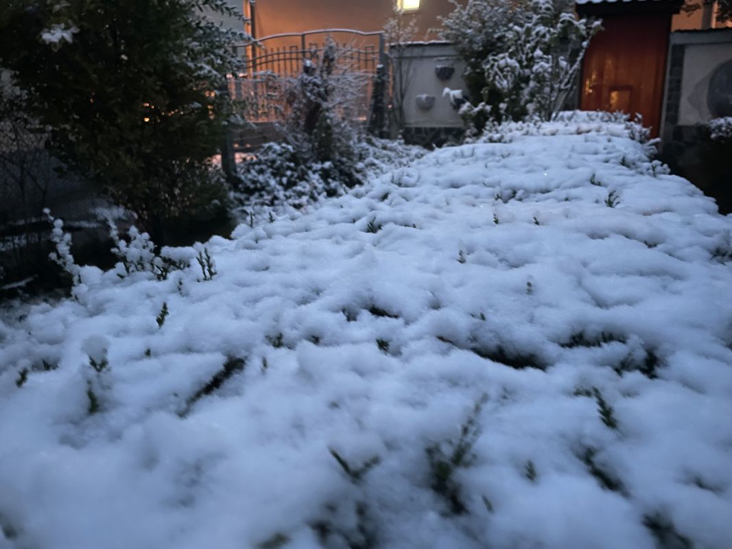 Първи сняг заваля в София А за 11 области е издаден жълт