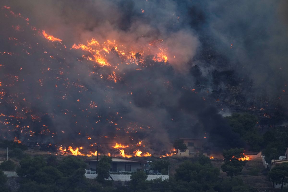 За пето поредно денонощия Гърция е обхваната от огнена стихия