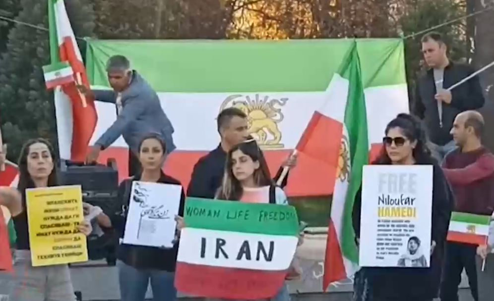 Пореден протест в София заради иранката Махса Амини  Хората се събраха пред НДК и развяха иранското знаме в знак