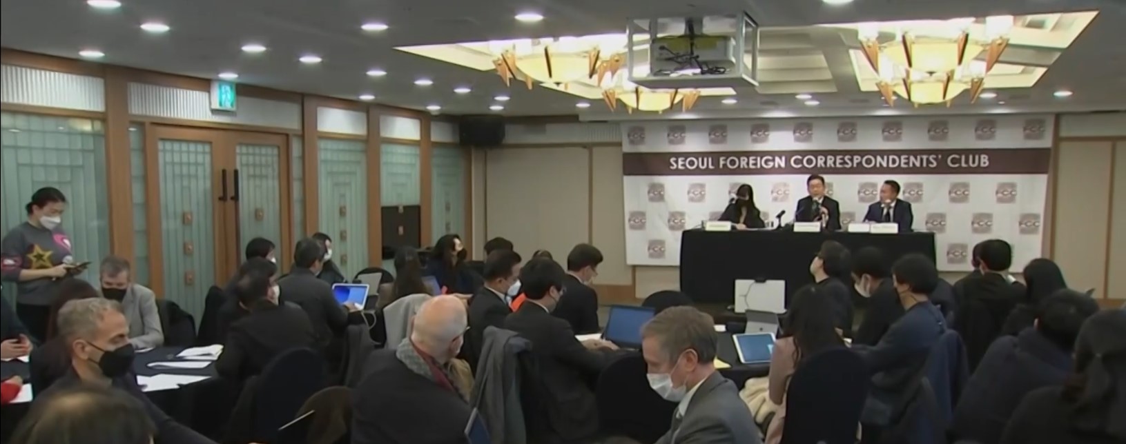 Опозиционен лидер в Южна Корея беше намушкан във врата месеци