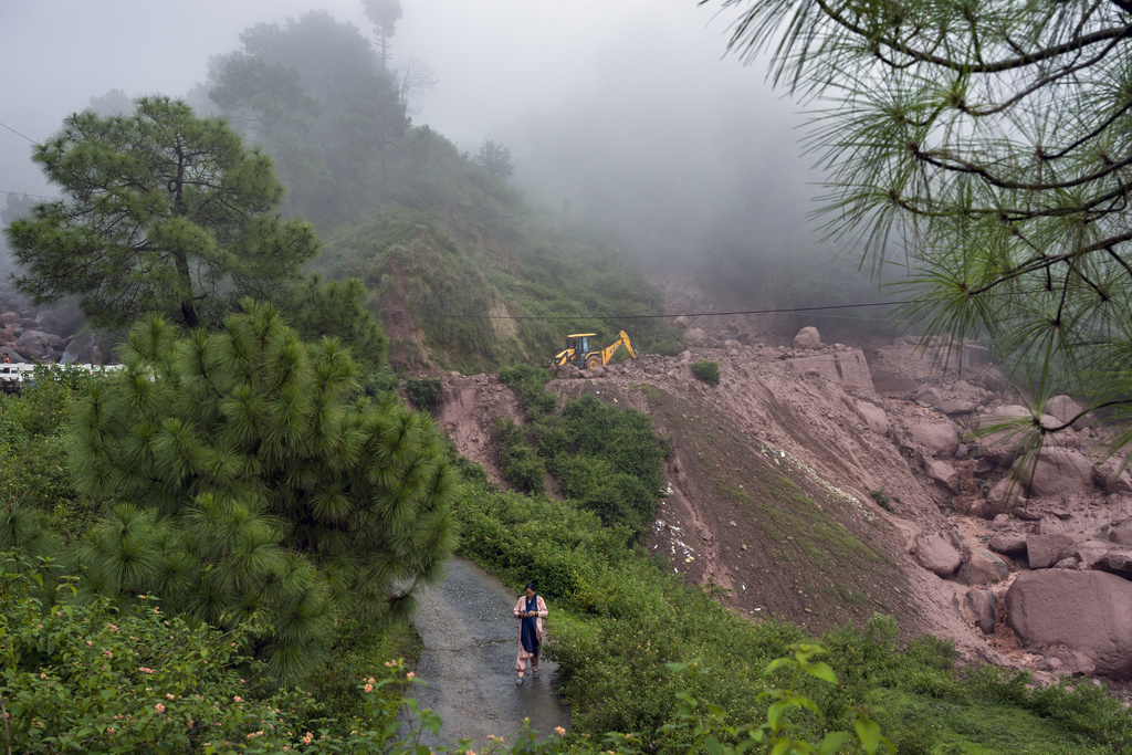 Проливните мусонни дъждове предизвикаха наводнения и свлачища в хималайския регион