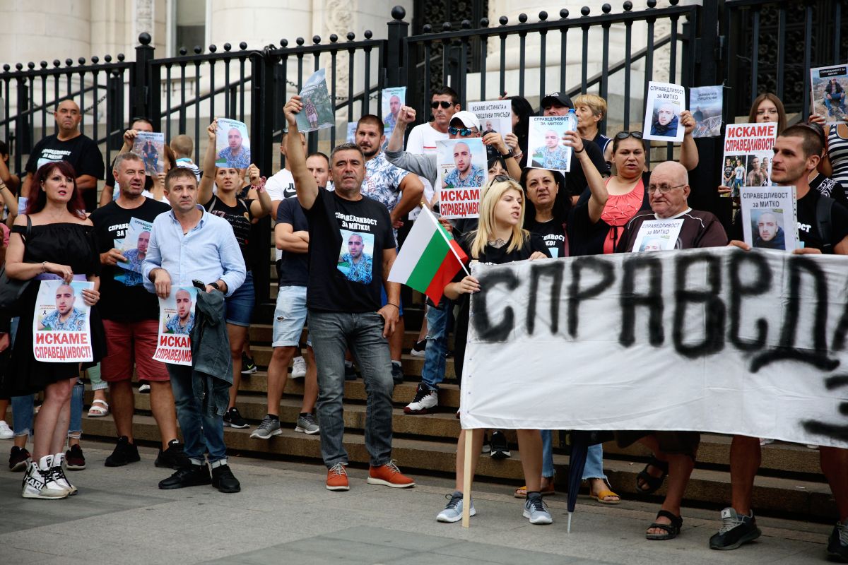 Жители на Цалапица и близки на убития Димитър Малинов излизат