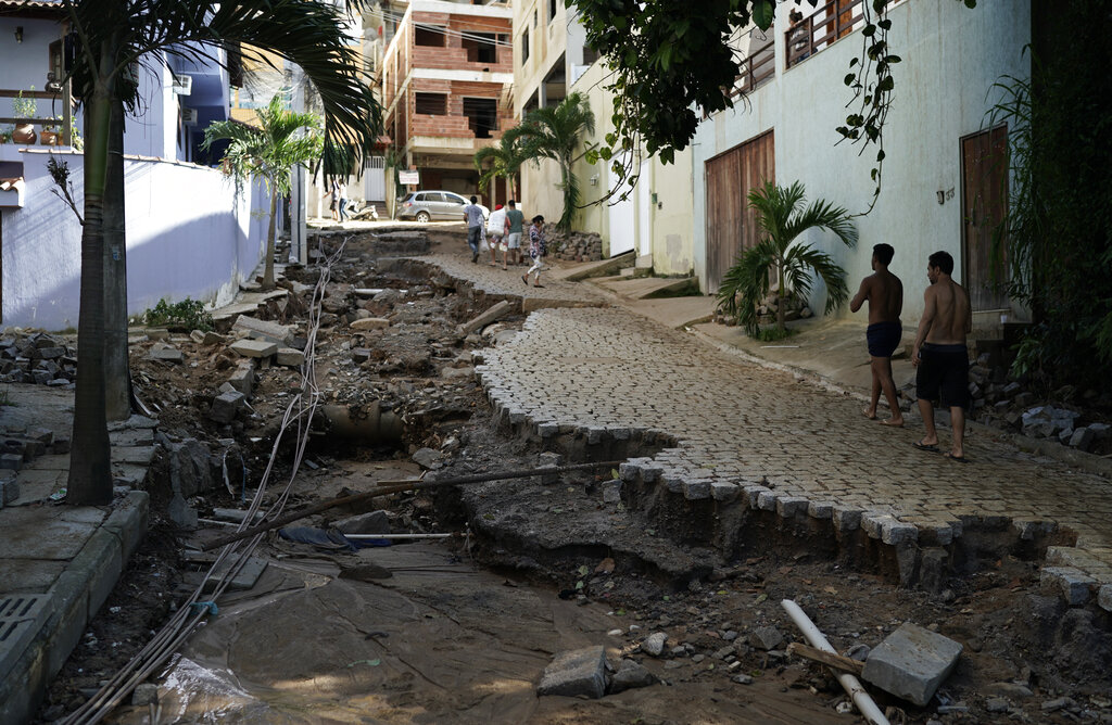 Десетки райони в бразилския щат Рио де Жанейро бяха наводнени след като проливни дъждове се изсипаха
