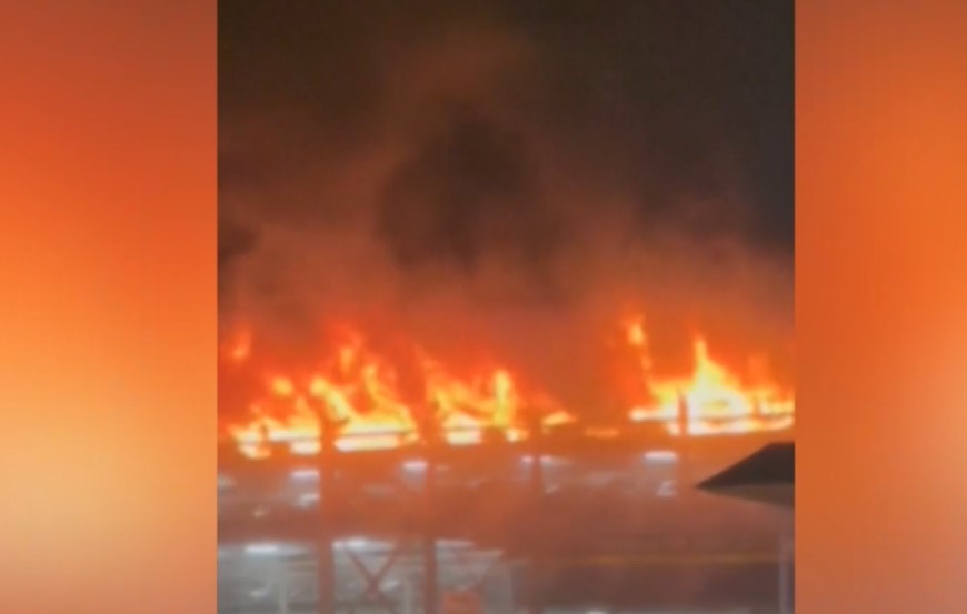 Силен пожар блокира летището в британския град Лутън Властите временно