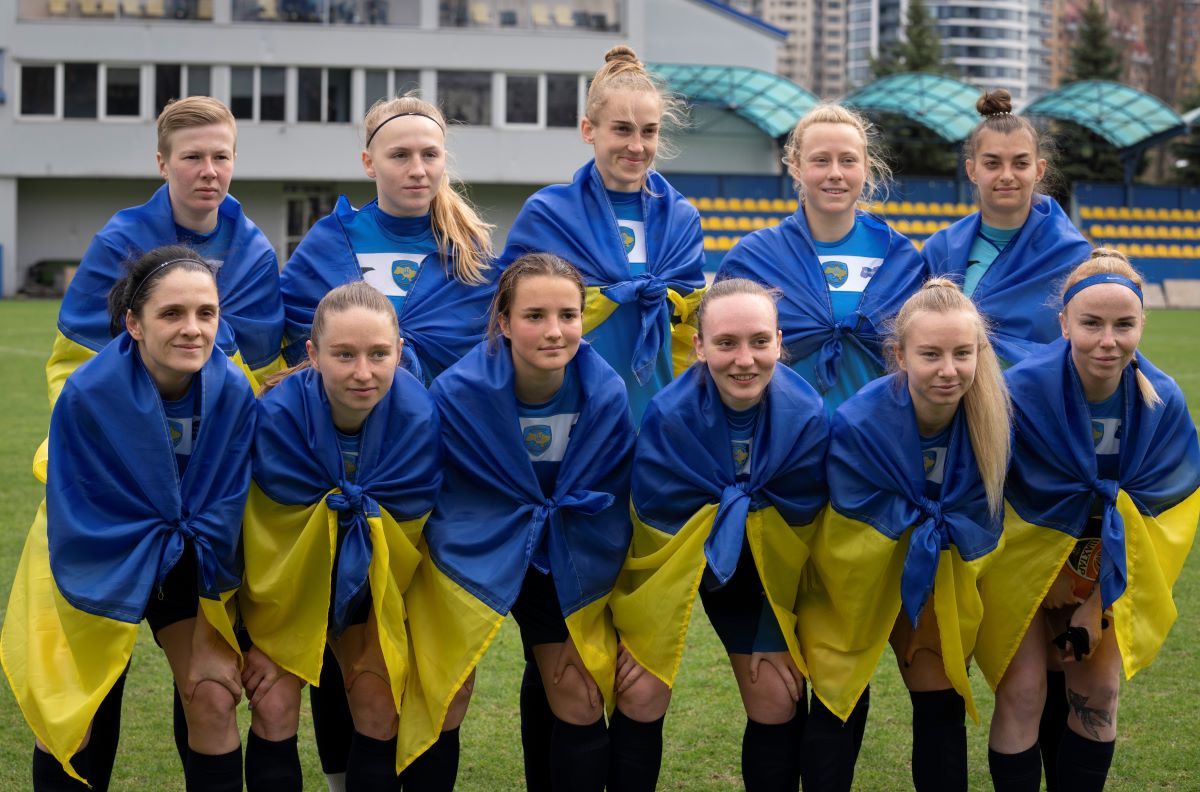 Пред празни трибуни в Киев футболистки с украински знамена се
