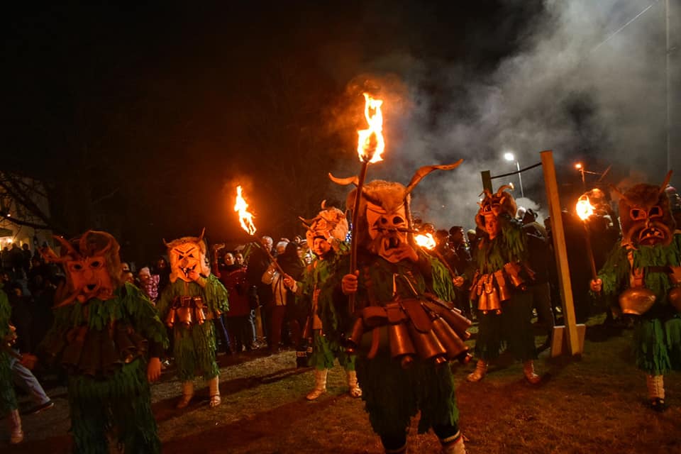 Днес започва кукерския фестивал  Сурва в Перник  Страховити костюми и маски както