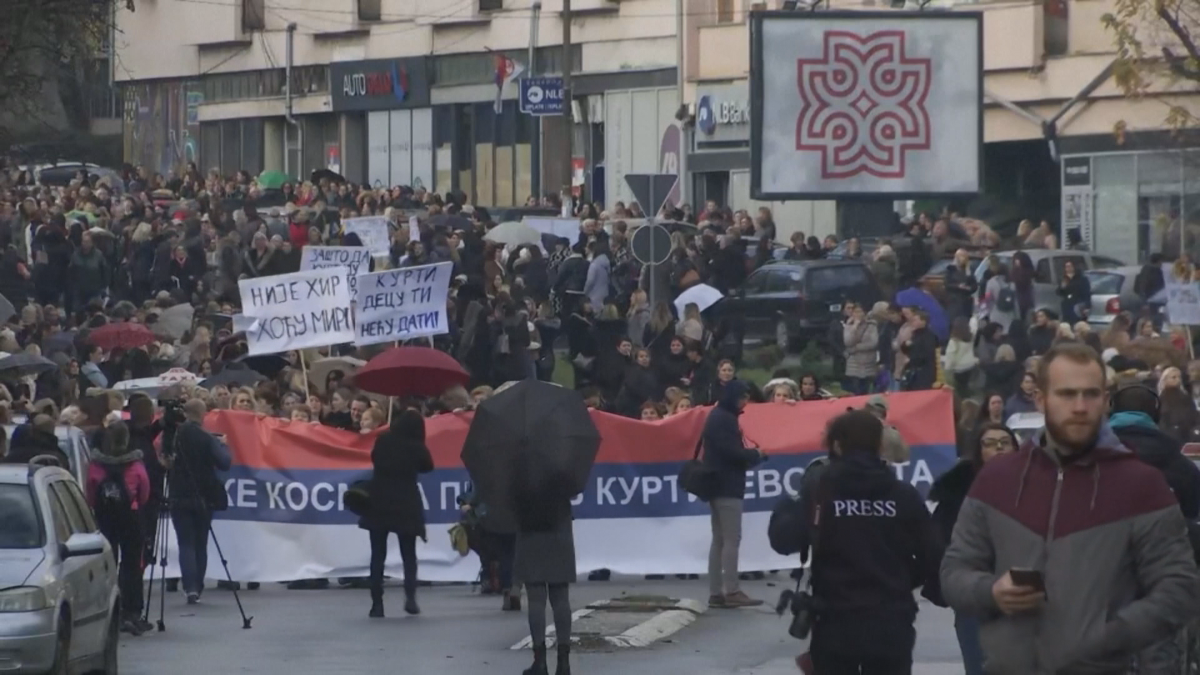Продължава напрежението между Белград и Прищина Хиляди сърби протестираха с искане