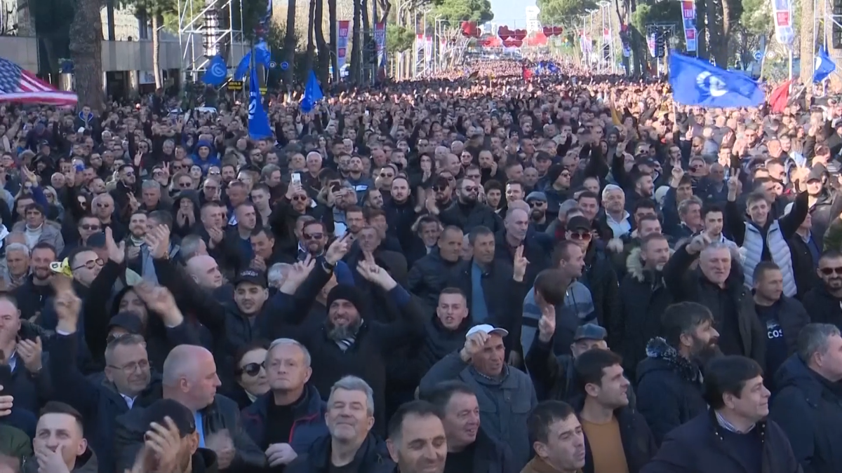 Хиляди поддръжници на опозицията в Албания излязоха на антиправителствен протест.
Бившият