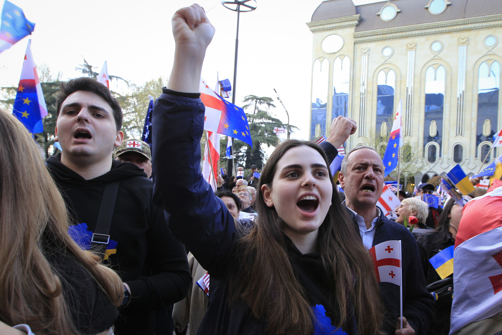 Хиляди протестираха пред сградата на парламента в грузинската столица Тбилиси.
Демонстрантите