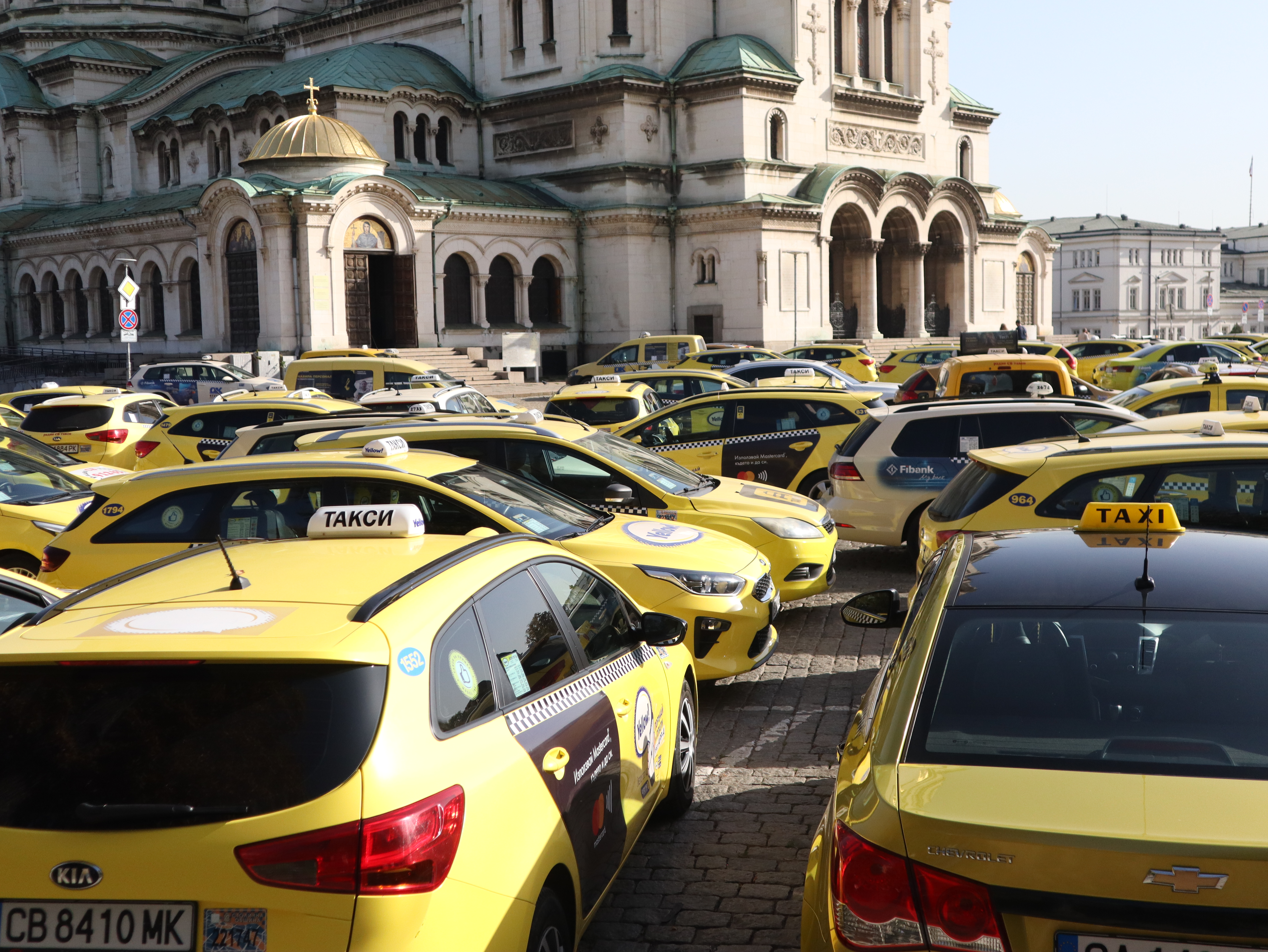 Таксиметровите шофьори излязоха на протест пред Столична община с искане за 20% увеличение на тарифите.
Според представители