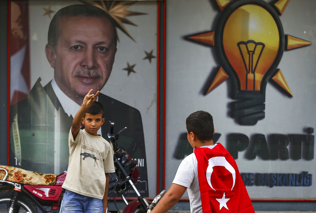  
Турските власти задържаха и вкараха в затвора 16 годишен младеж за