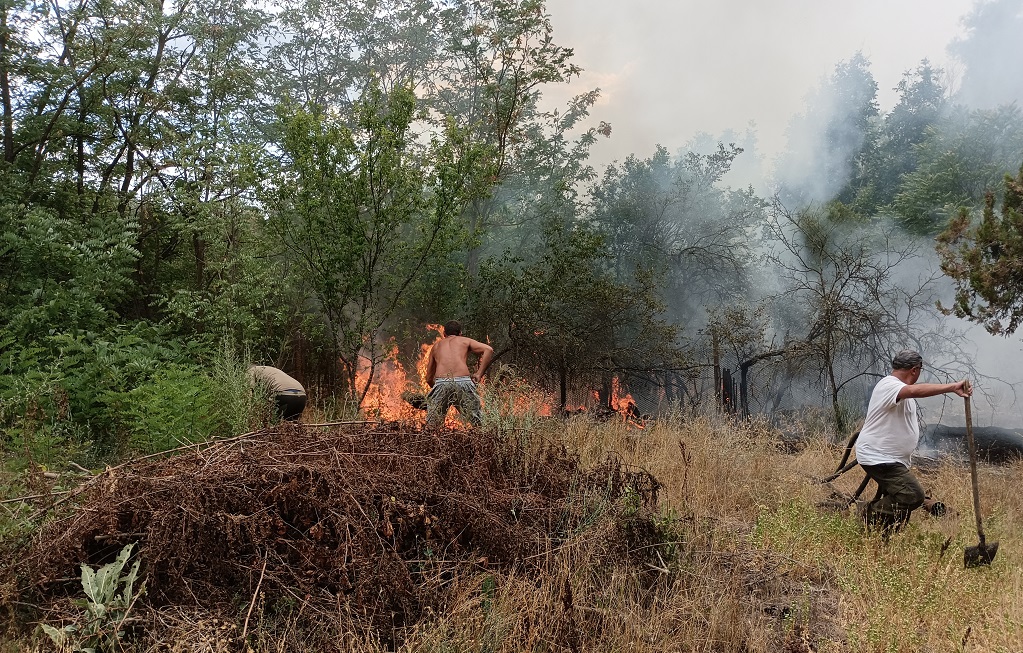 Голям пожар се разрази в Бургаско. Рано сутринта огънят е овладян,