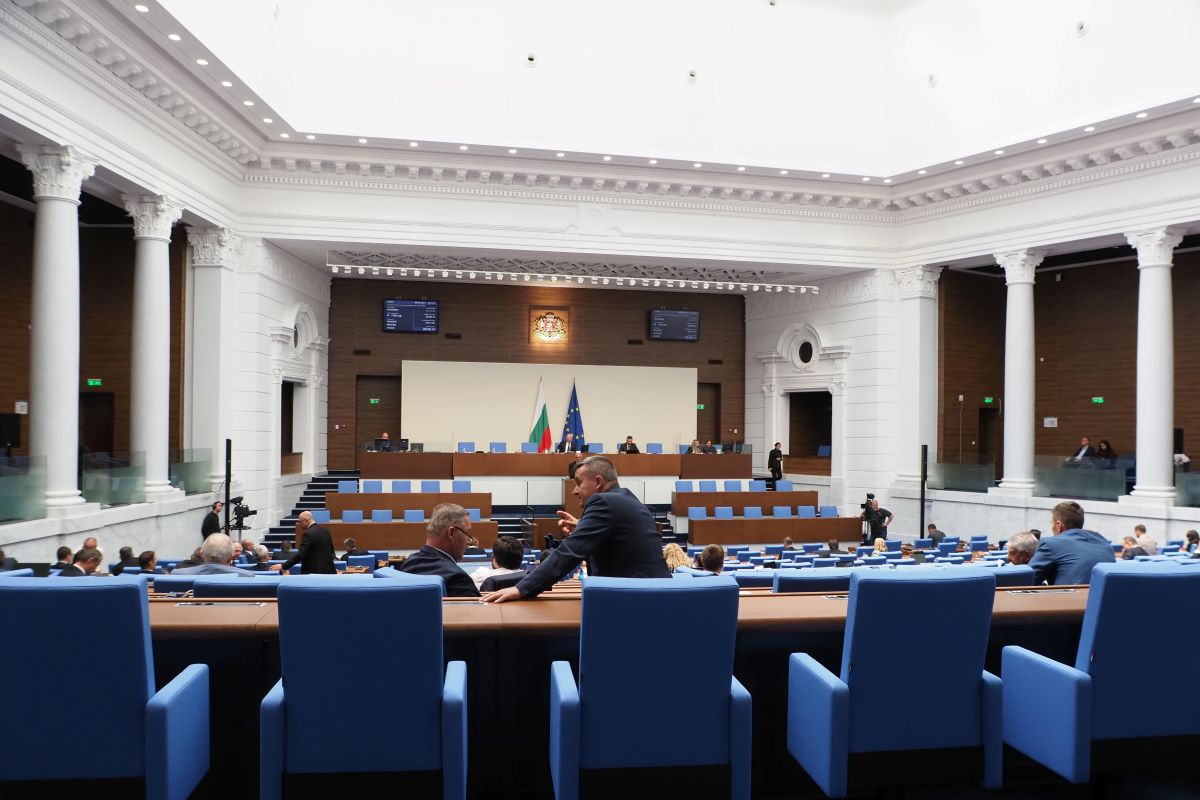 Парламентът обсъжда първия вот на недоверие на Министерския съвет с министър-председател Николай Денков. Вотът беше