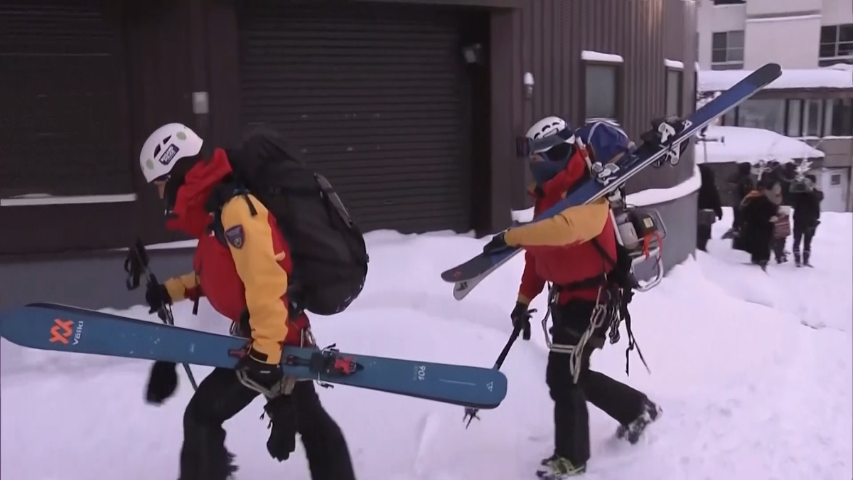 Японската полиция издирва двама чуждестранни сноубордисти след като лавина падна
