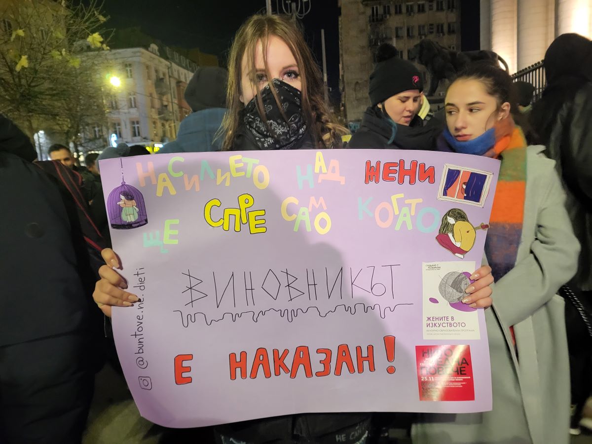 Граждани организират мирни шествия в подкрепа на 18 годишното момиче което