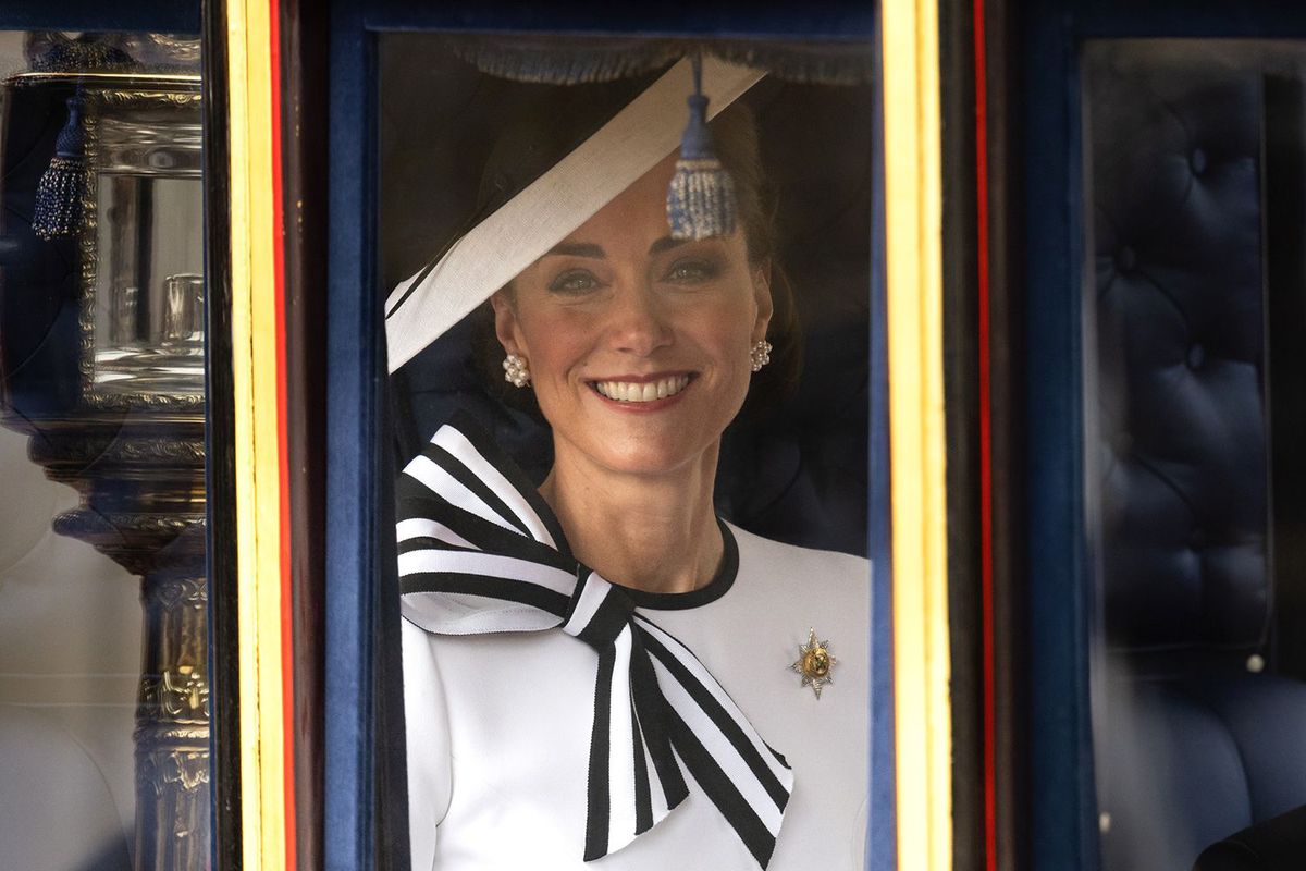 Катрин принцеса на Уелс пристигна в Бъкингамския дворец за официалното