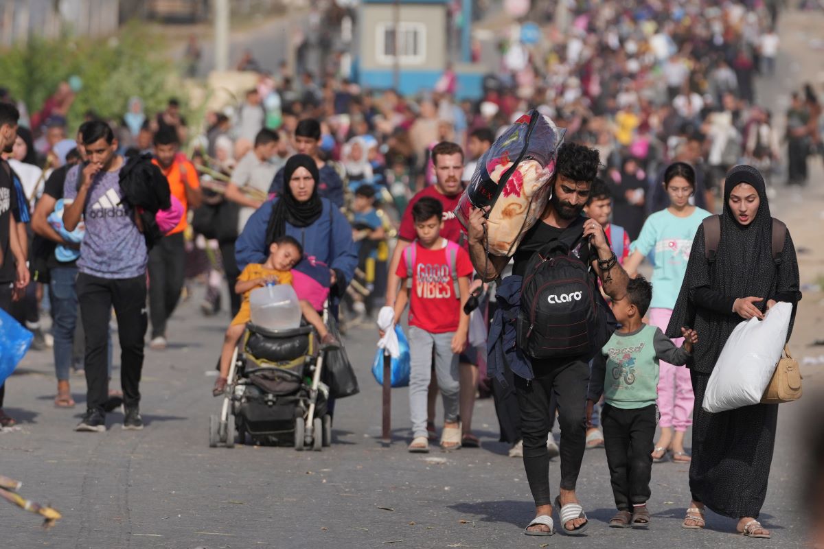Почти всички в Газа разчитат на помощи, но ограниченията за