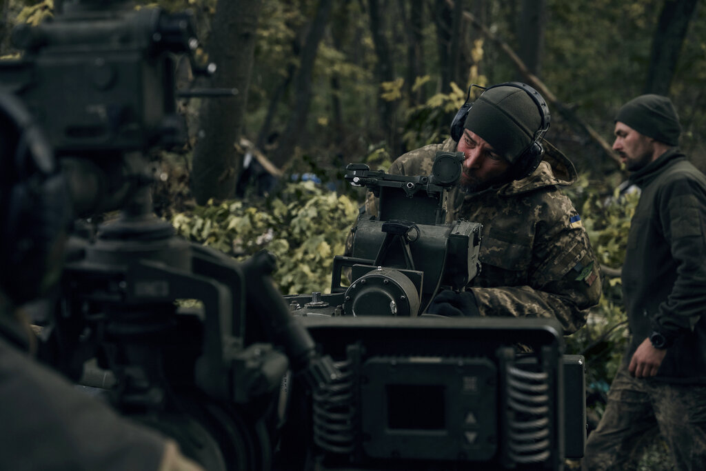 Украински войници използват прикритието на дървета на фронтовата линия в
