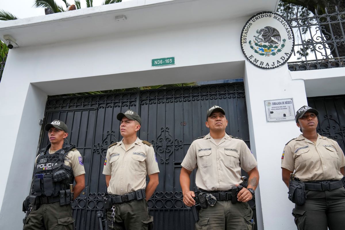 Мексико прекъсна дипломатическите си връзки с Еквадор, след като властите в страната нахлуха в