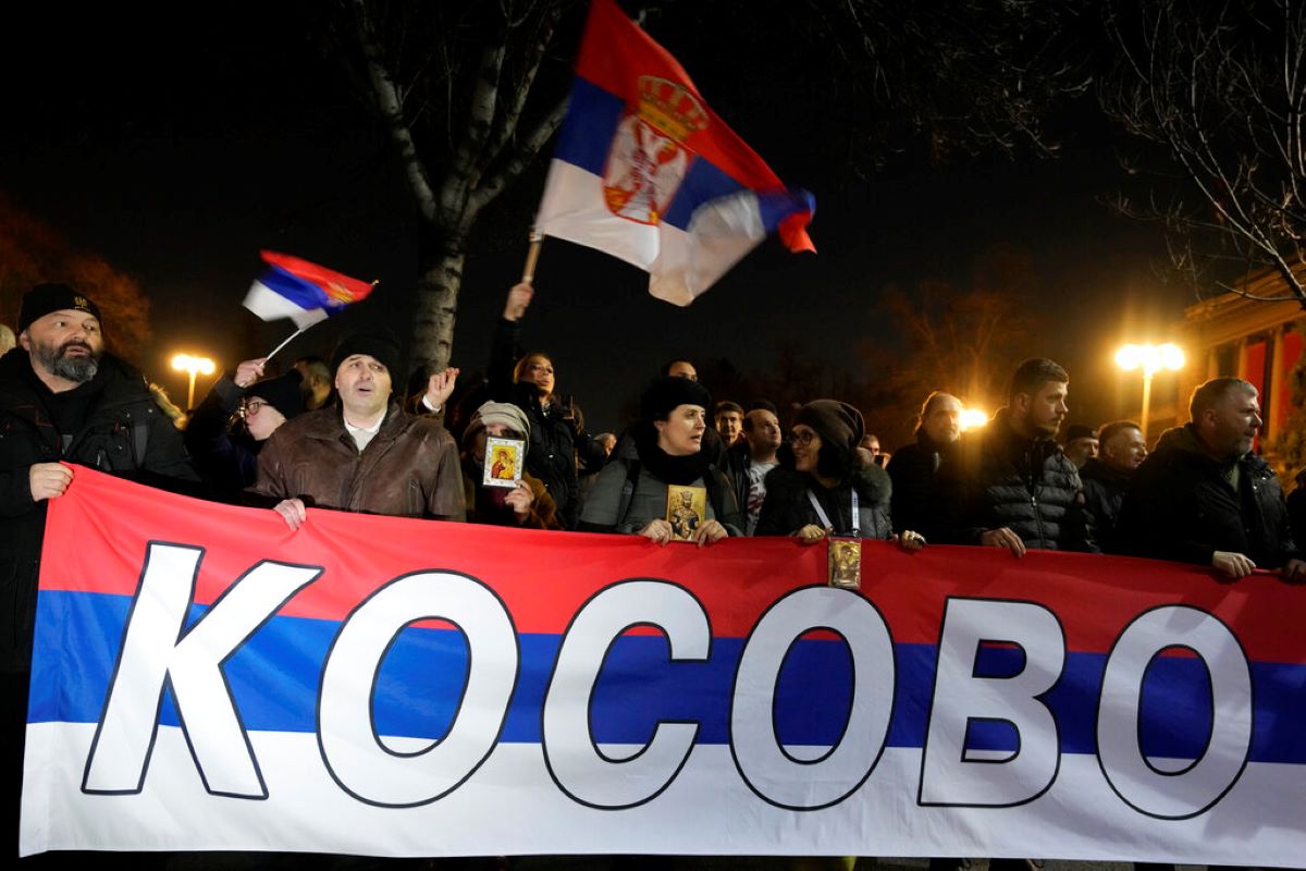 Стотици сръбски националисти се събраха на митинг в Белград с