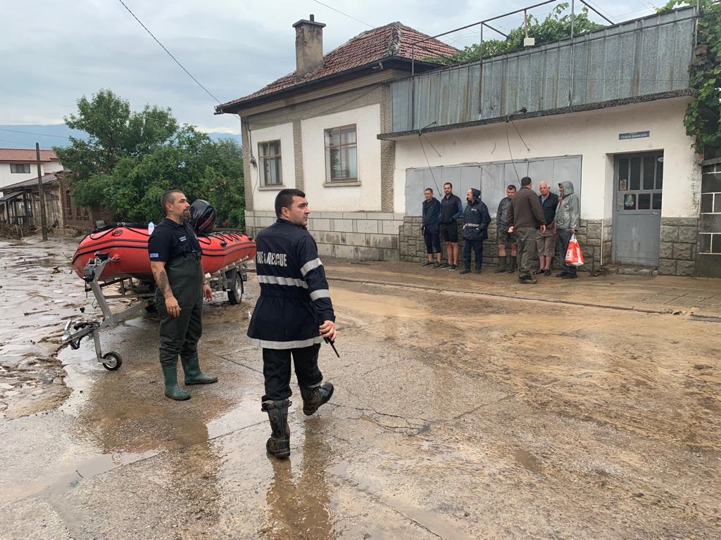 В карловските села Войнягово и Каравелово които пострадаха от наводнението