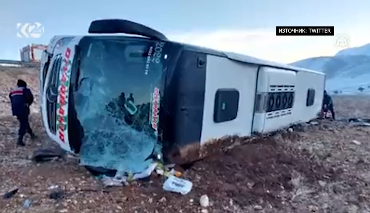 Най-малко 8 души загинаха при катастрофа на междуградски автобус в