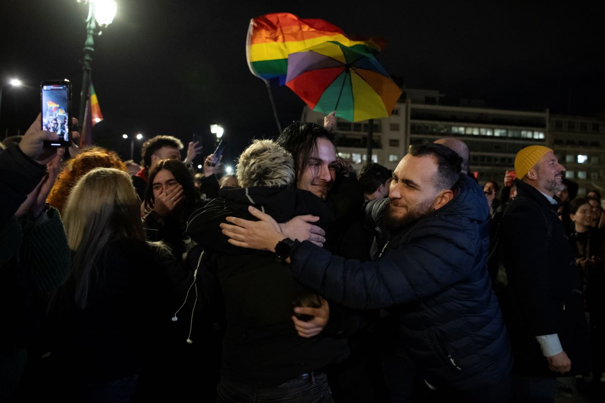 Гърция официално узакони еднополовите бракове след гласуване в парламента. Така